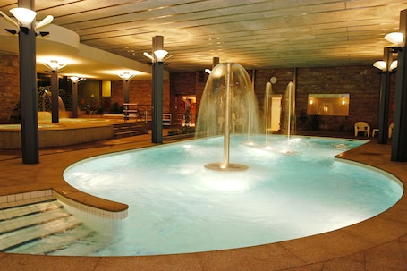 Una piscina techada, una piscina al aire libre de temporada