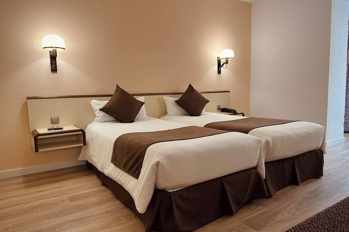 standard double room | 1 bedroom, in-room safe, desk, laptop workspace