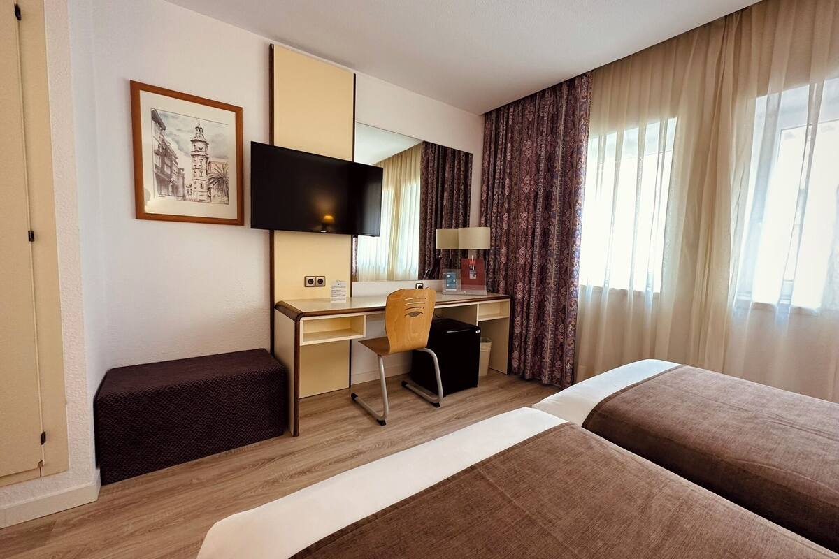 standard double room | 1 bedroom, in-room safe, desk, laptop workspace