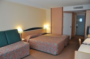 Minibar, in-room safe, desk, laptop workspace - Hotel Tropical (Escaldes-Engordany)