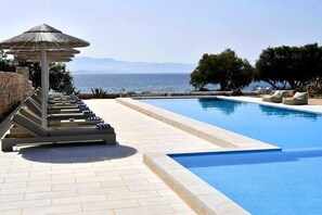 Outdoor pool, sun loungers - Ambelas Mare (Paros)