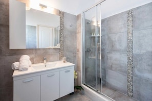 Basic Studio | Bathroom | Hydromassage showerhead, free toiletries, hair dryer, towels - Ambelas Mare (Paros)