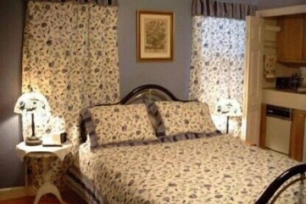 Suite, 1 Queen Bed, Kitchenette