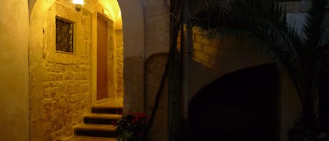 Majoituspaikan julkisivu illalla/yöllä