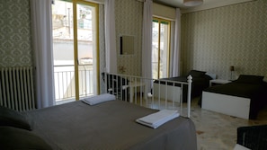 Habitació quàdruple Comfort, balcó, vistes a la ciutat | Decoració individual i mobiliari individual