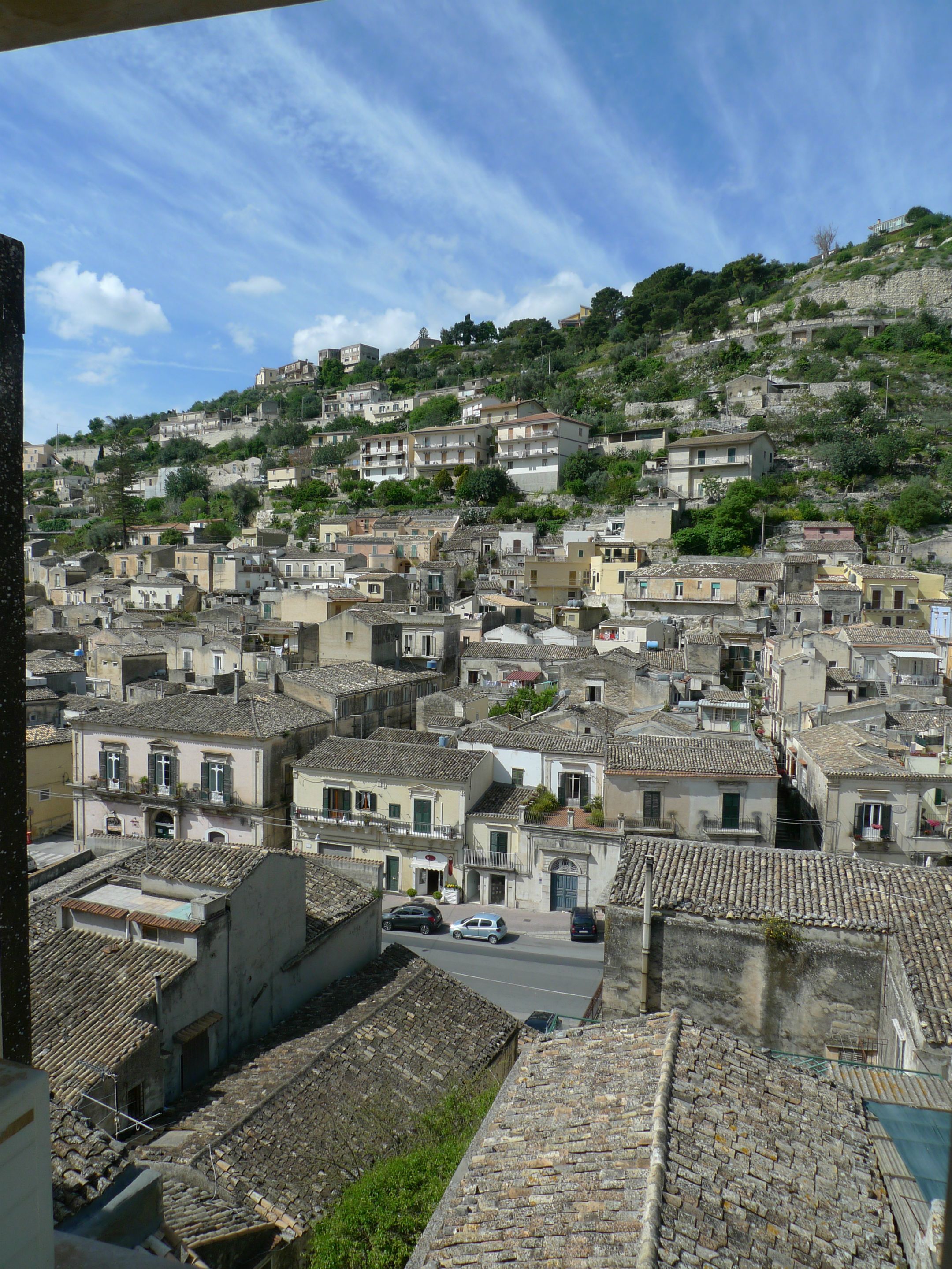 Un borgo collinare caratterizzato da edifici tradizionali, strette vie e un mix di abitazioni.