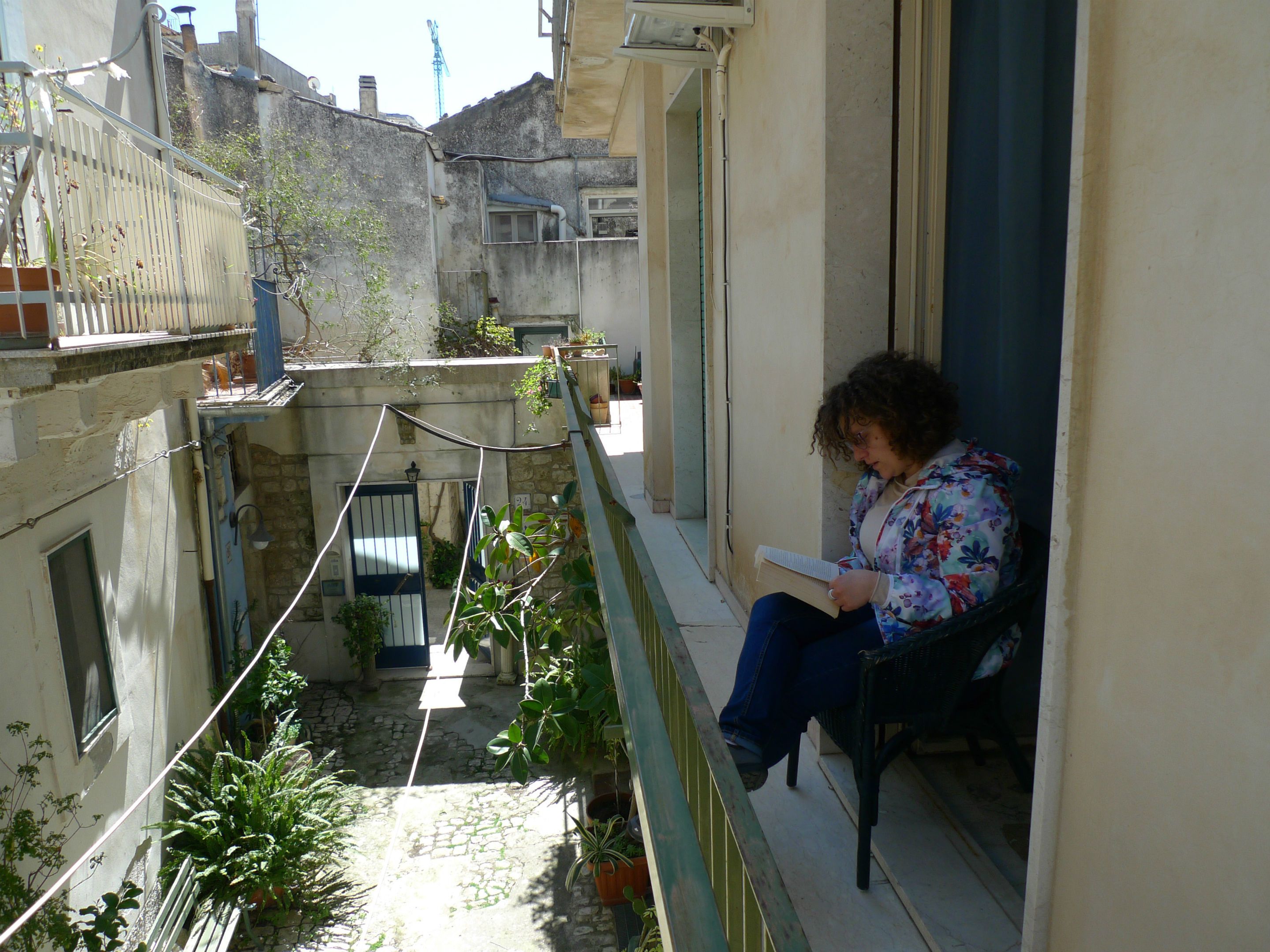 Chambre Triple, salle de bains commune, vue ville | Balcon