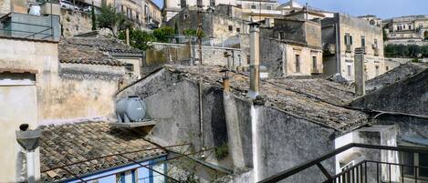 Quarto quádruplo conforto, sacada, vista para a cidade | Vista do quarto