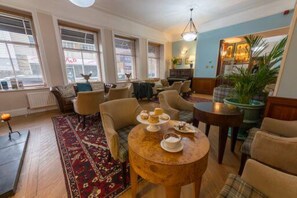 供应早餐、午餐和晚餐，地区菜