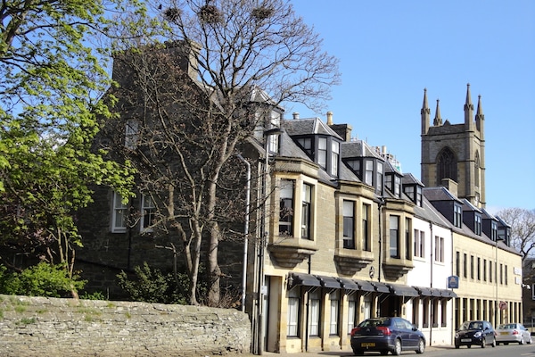 Vista frontal de la propiedad