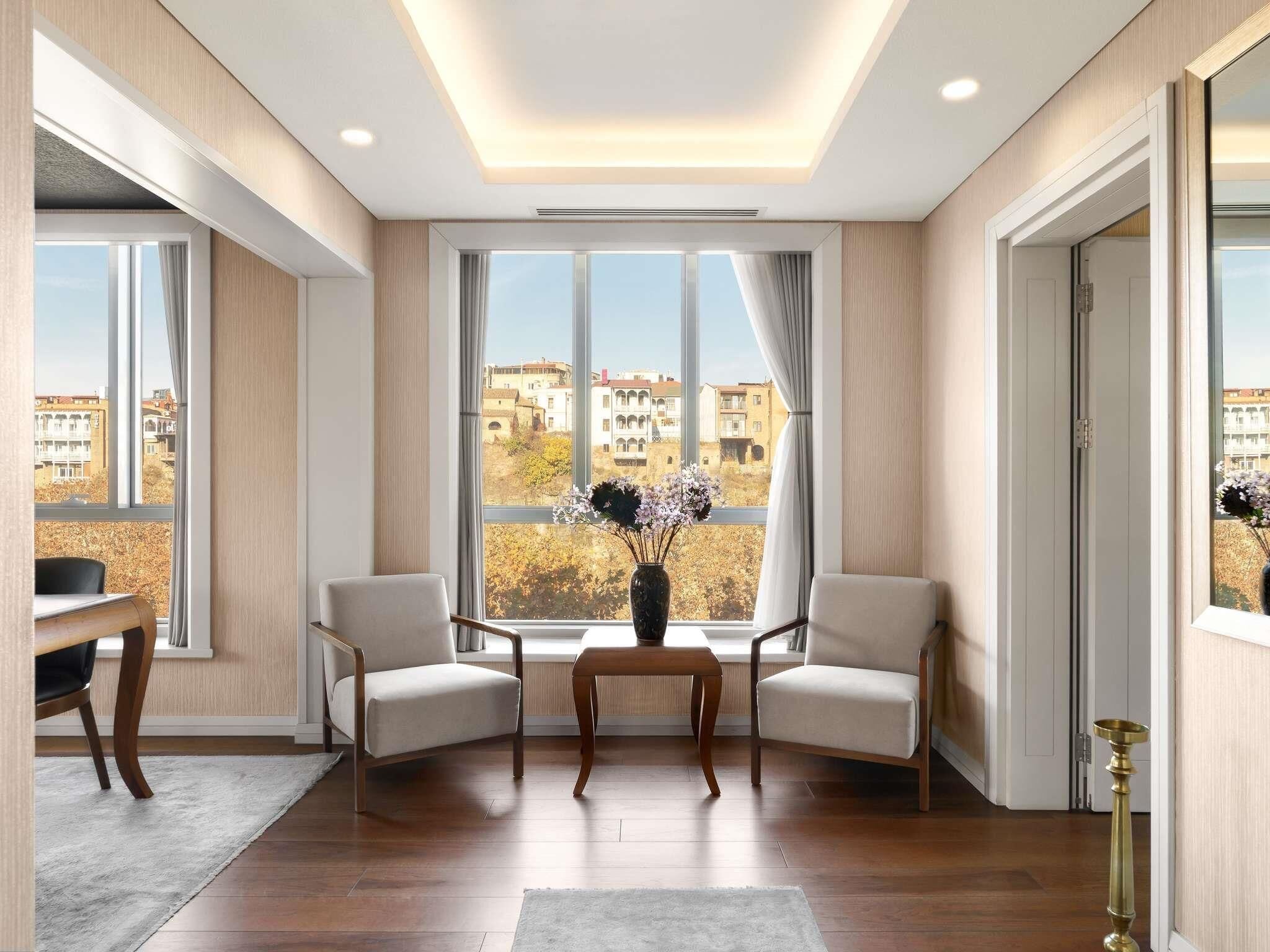 Executive Suite, 1 King Bed | Minibar, in-room safe, desk, soundproofing