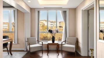 Executive Suite, 1 King Bed | Minibar, in-room safe, desk, soundproofing