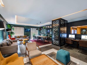 점심 식사, 저녁 식사 및 브런치 제공