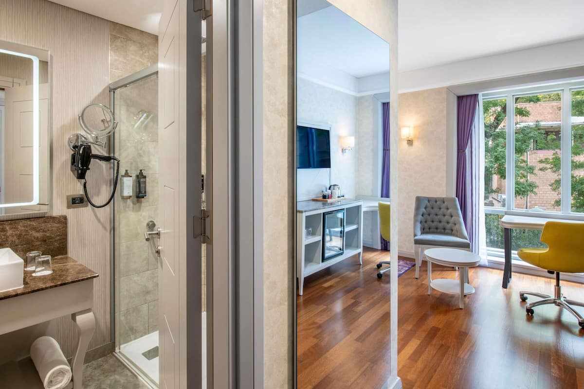 Chambre supĂ©rieure, 1 lit double | Minibar, coffre-fort, bureau, systĂšme dâinsonorisation