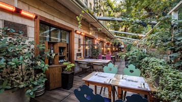 供应早餐、午餐和晚餐,本地与国际菜