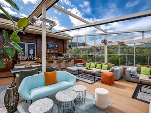 供应早餐、午餐和晚餐,本地与国际菜