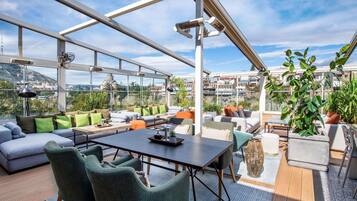 Serves lunch, dinner, and brunch