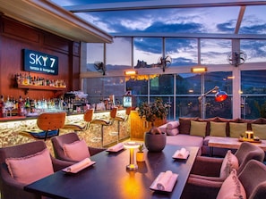 Serves lunch, dinner, and brunch