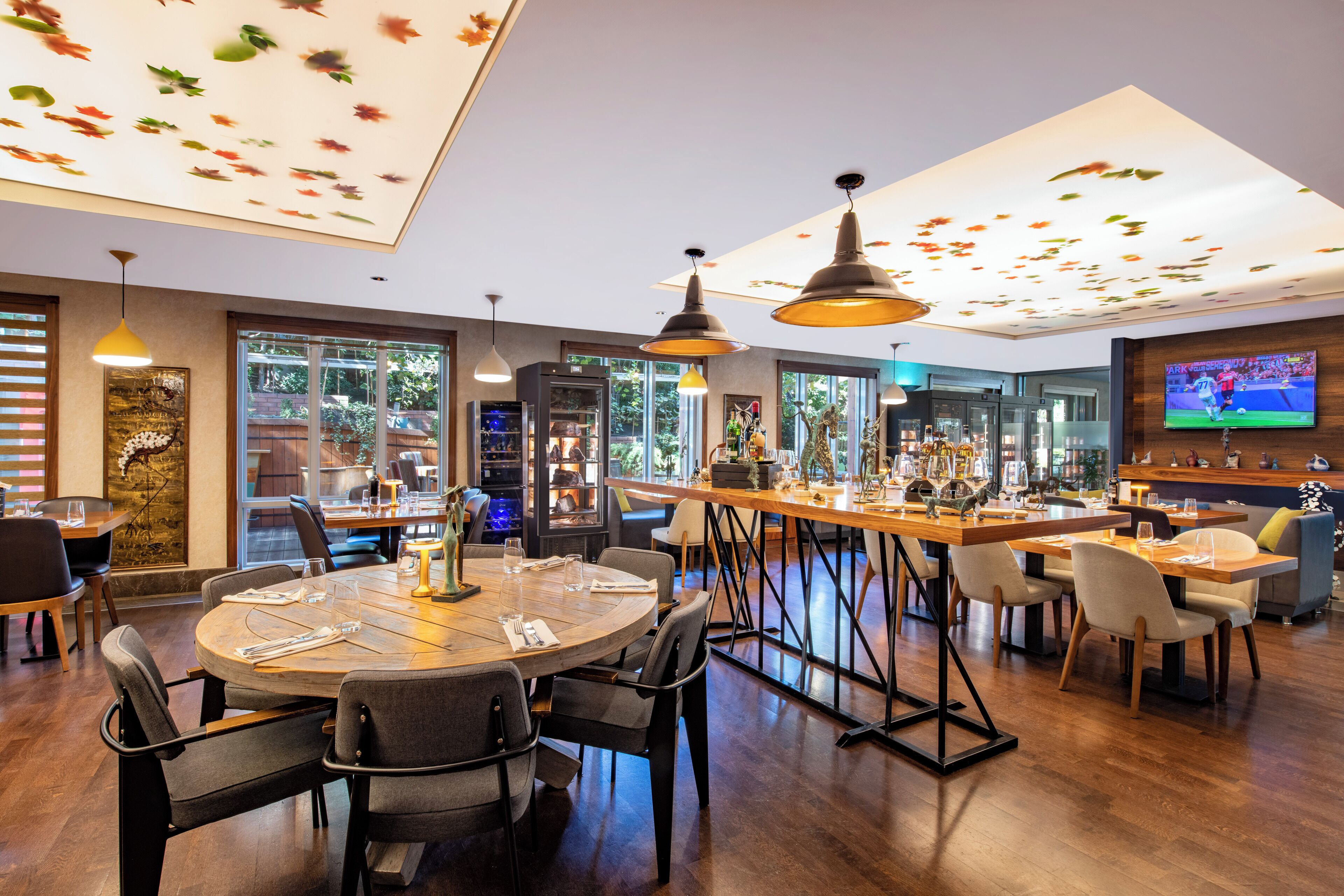 breakfast, lunch, dinner served; local and international cuisine