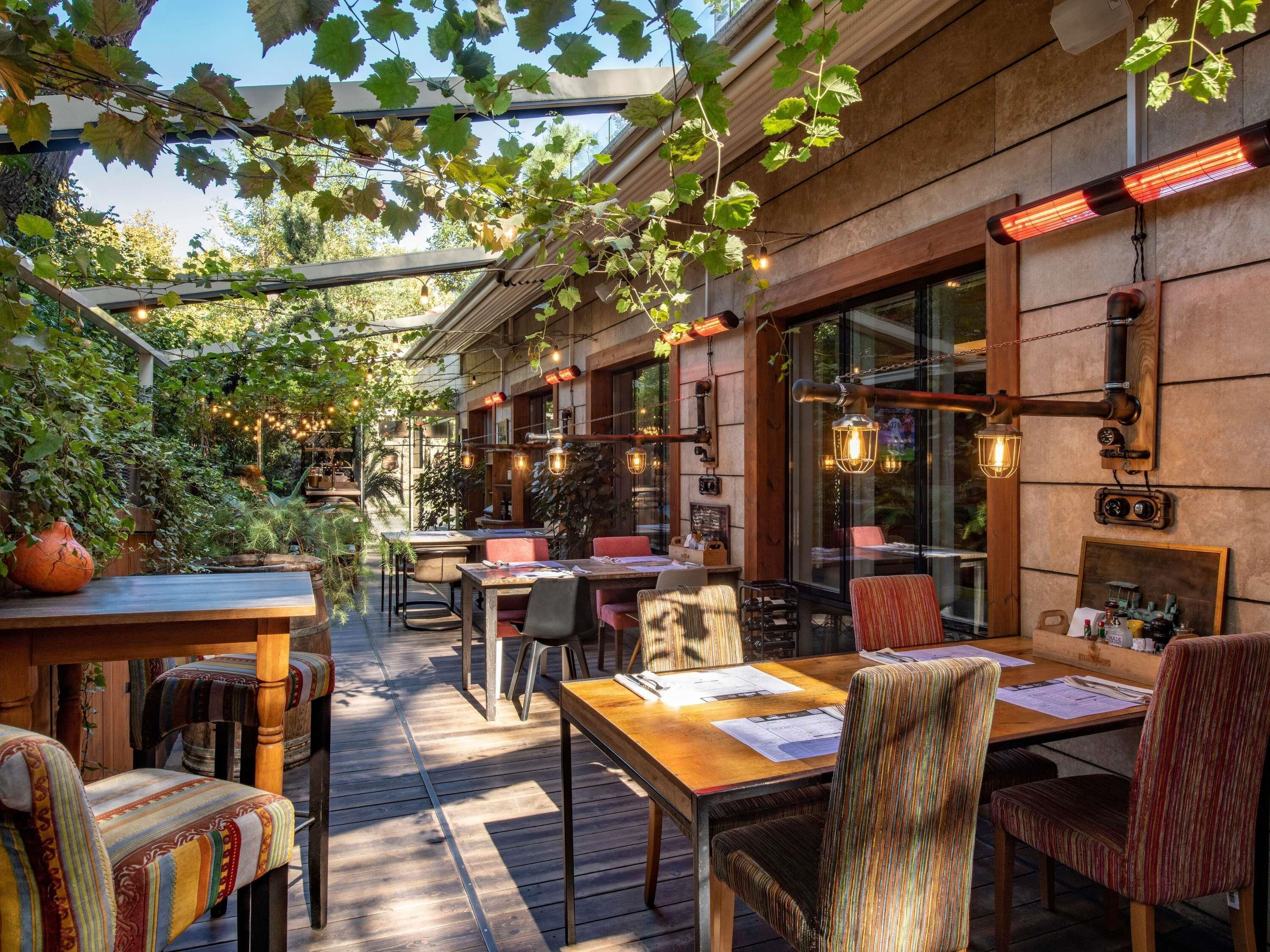 Frokost, lunsj og middag serveres, lokale og internasjonale retter 