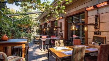 Frokost, lunsj og middag serveres, lokale og internasjonale retter