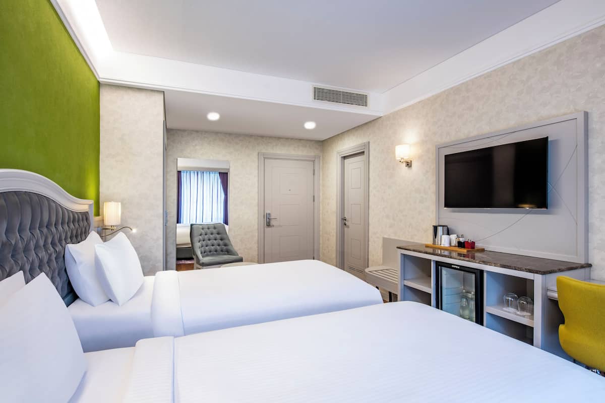 Standard Twin Room, 2 Twin Beds | Minibar, in-room safe, desk, soundproofing