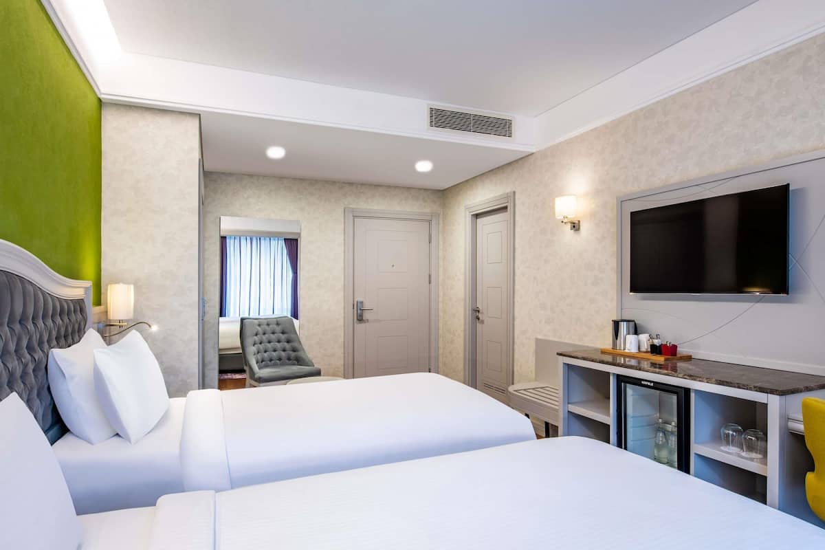 Chambre Standard avec lits jumeaux, 2 lits une place | Minibar, coffres-forts dans les chambres, bureau, chambres insonorisées