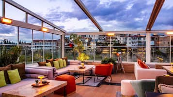 Serviert Mittagessen, Abendessen und Brunch