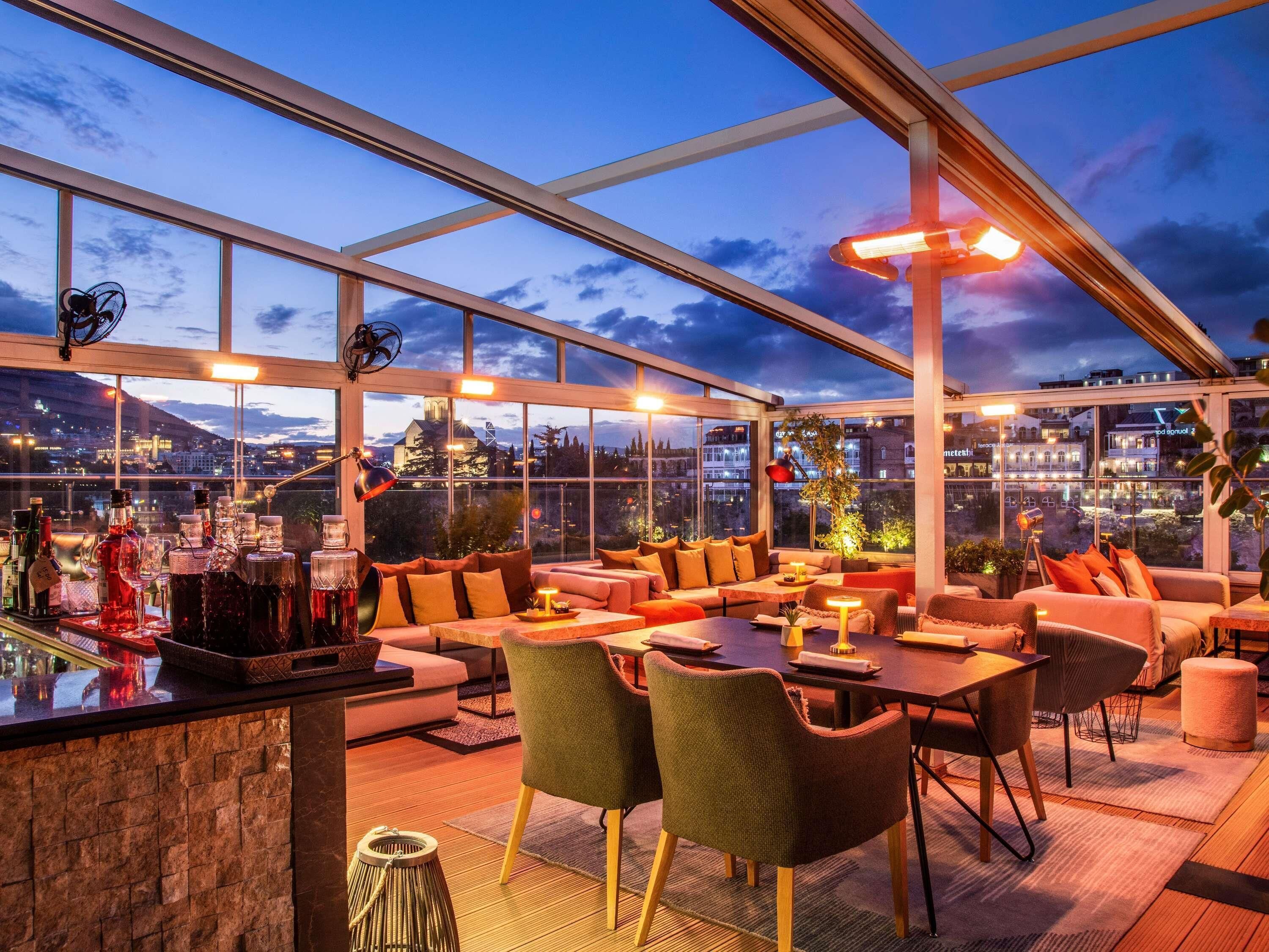 Serviert Mittagessen, Abendessen und Brunch