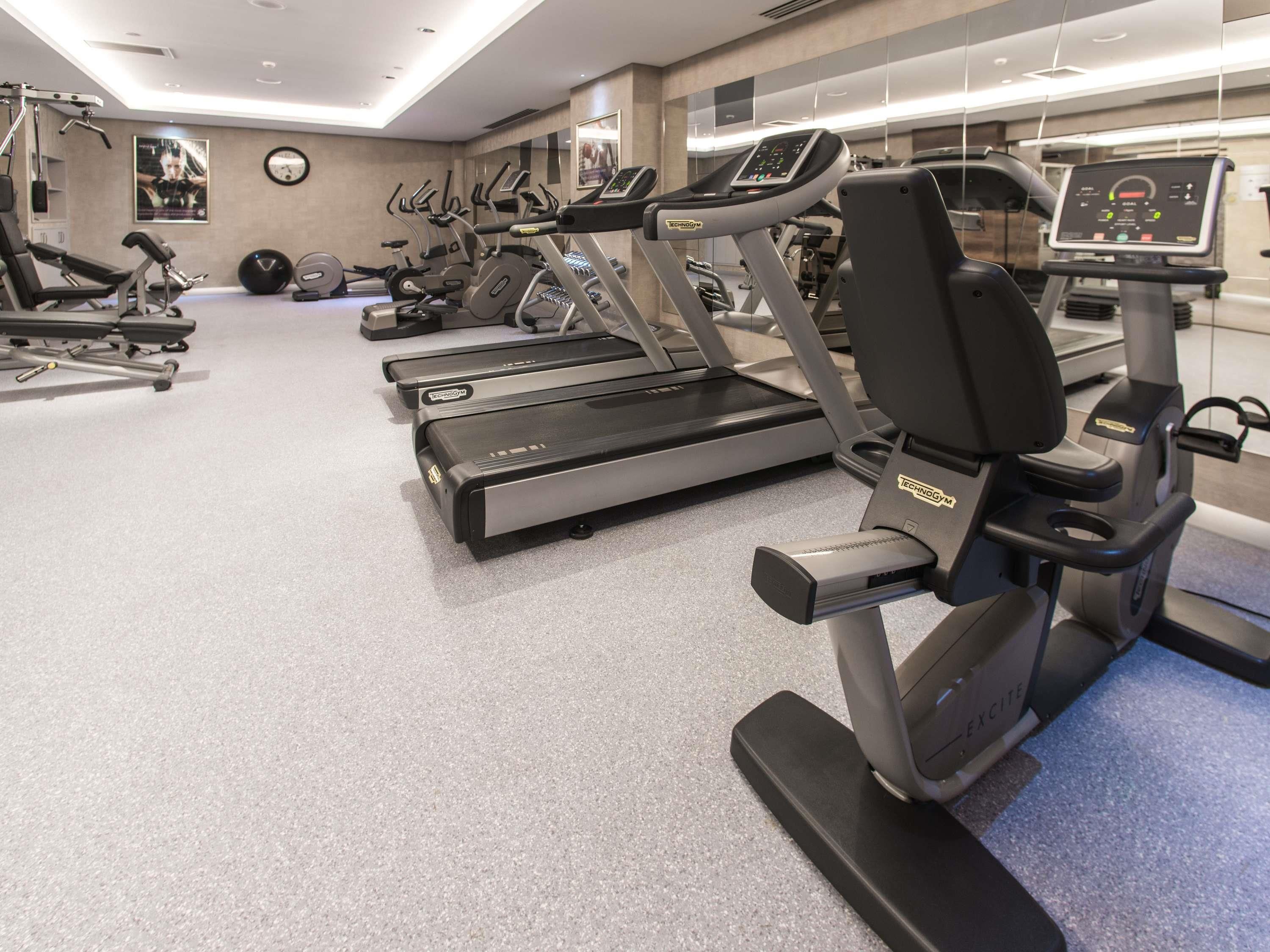 Ett gym med löpband, crosstrainers och styrketräningsutrustning.