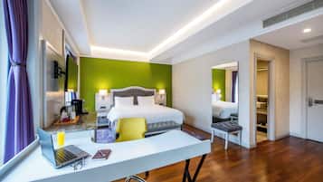 Minibar, caja de seguridad en la habitación y escritorio