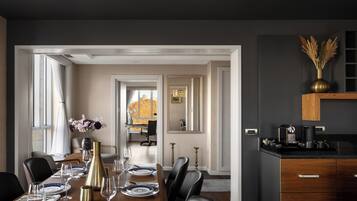 Svit Executive - 1 kingsize-säng | Vardagsrum | 104-centimeters plasma-tv med kabelkanaler och tv