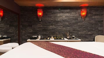 Turkiskt bad/hamam, massage med varma stenar och djupmassage