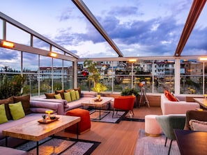 Serves lunch, dinner, and brunch