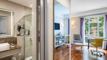 Superior-rum - 1 dubbelsäng | Minibar, värdeförvaringsskåp på rummet, skrivbord och ljudisolering