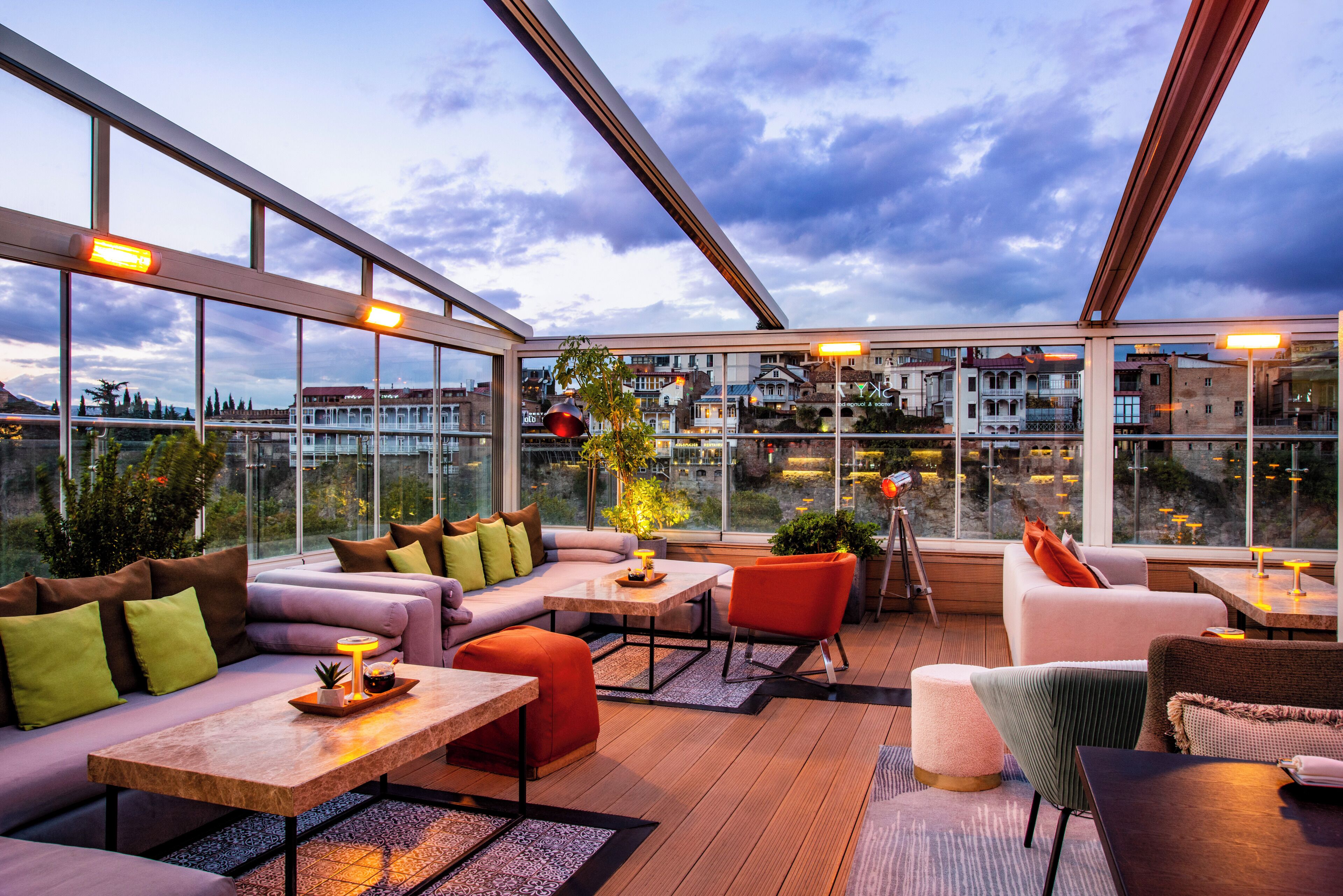 serves lunch, dinner and brunch