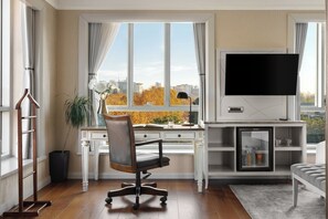 Executive Suite, 1 King Bed | Minibar, in-room safe, desk, soundproofing