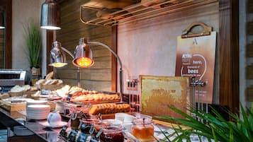 Tägliches Frühstücksbuffet (55 GEL pro Person)
