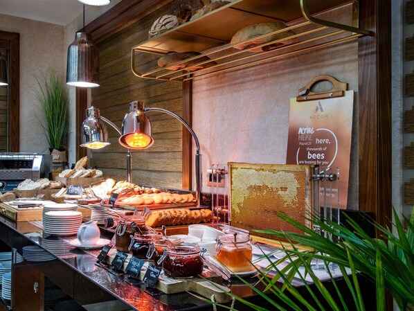 Dagelijks ontbijtbuffet (GEL 55 per persoon)