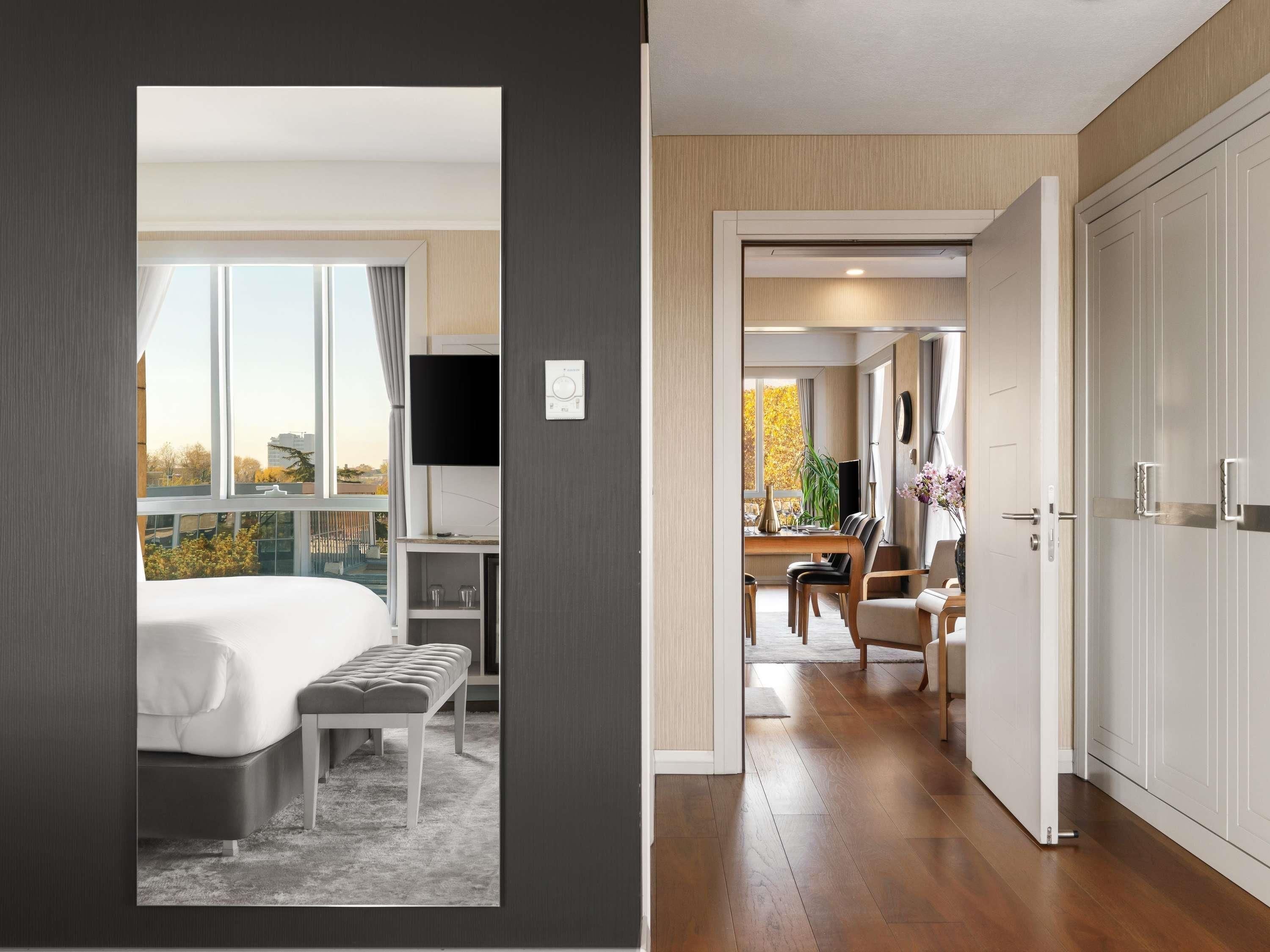 Suite exécutive, 1 très grand lit | Minibar, coffre-fort, bureau, système d’insonorisation