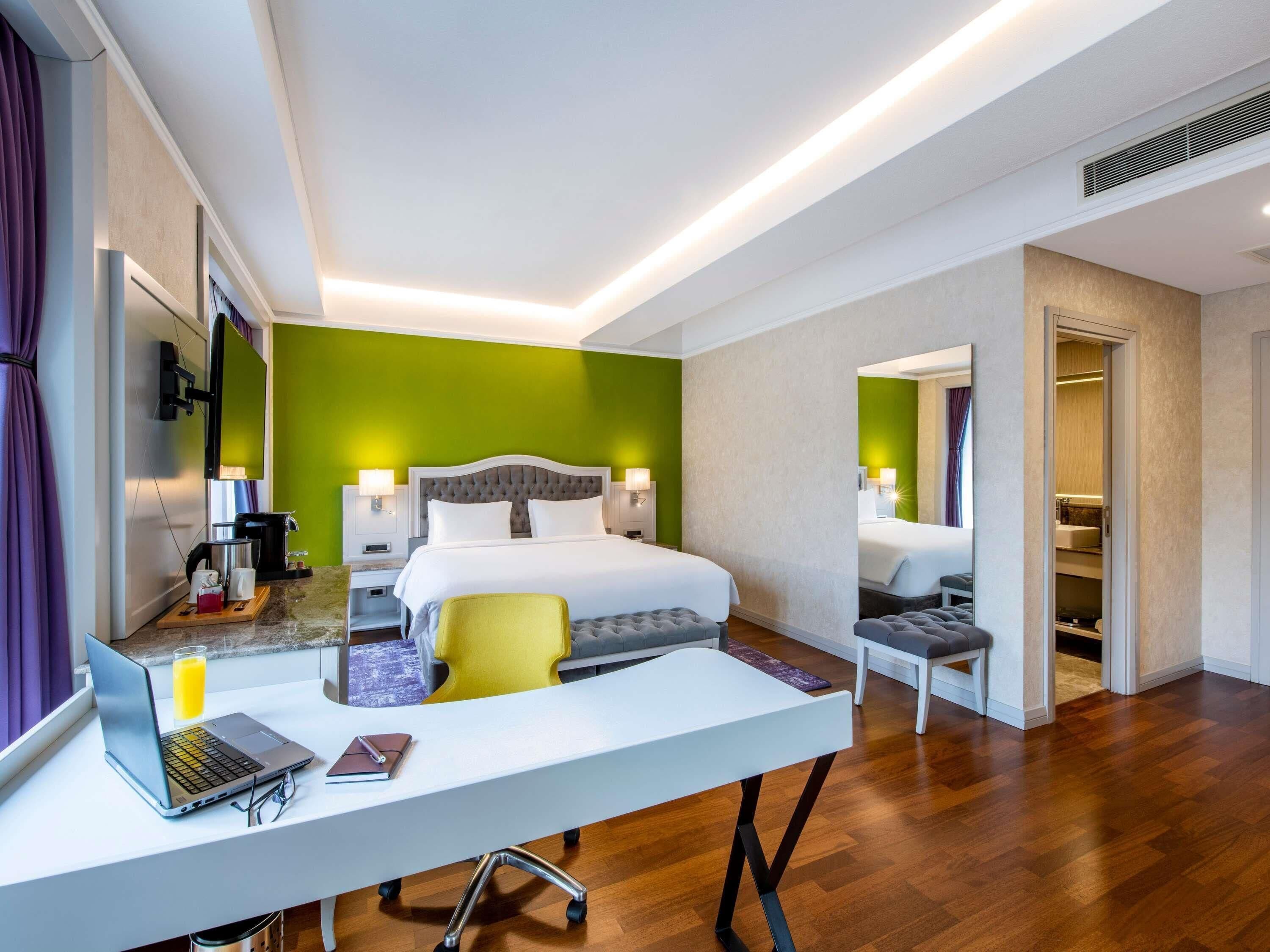 Privilege, Rom – deluxe, 1 dobbeltseng | Minibar, safe på rommet, skrivebord og lydisolert