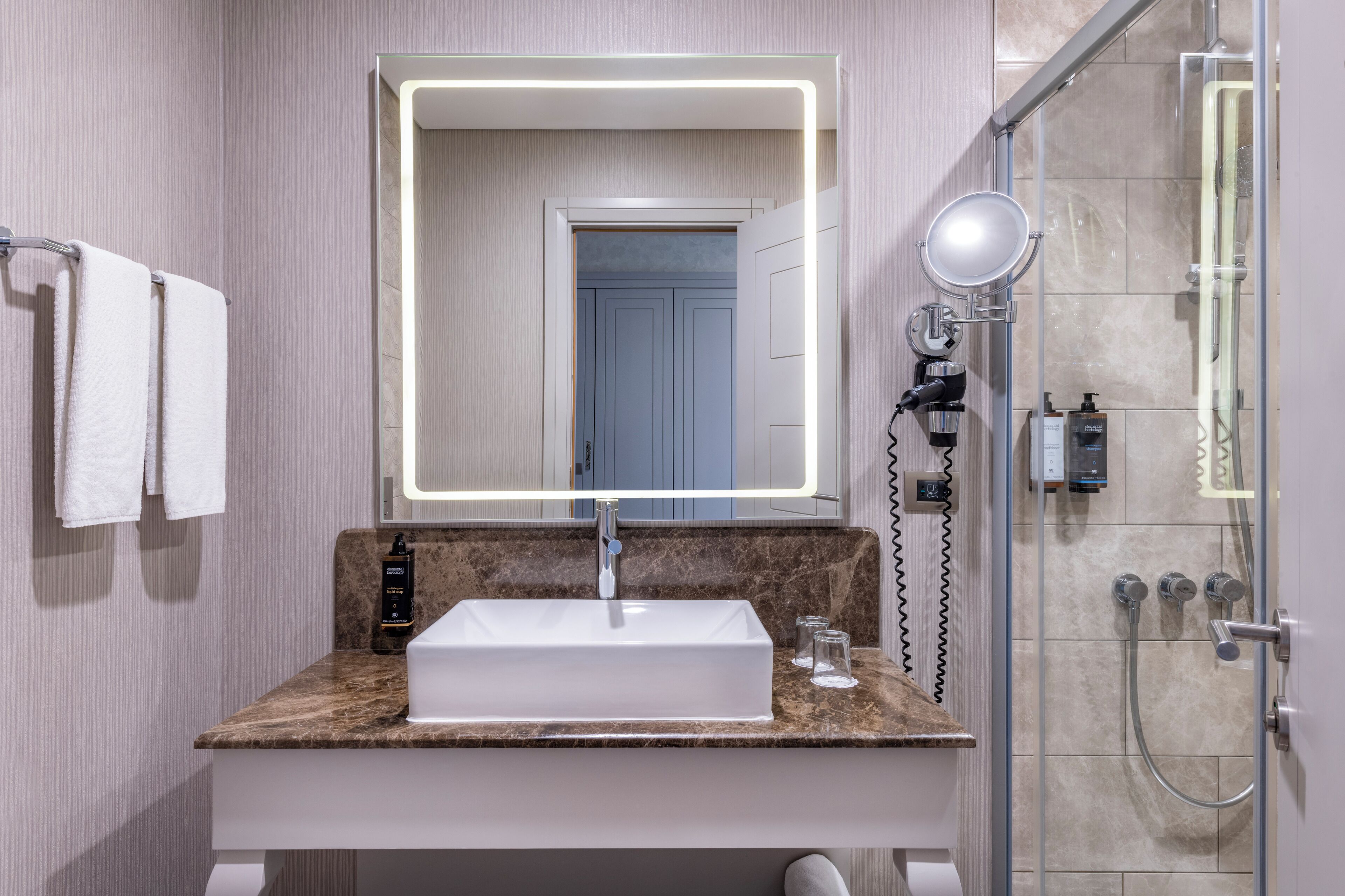 standard room, 1 double bed | bathroom | shower, eco-friendly toiletries, hair dryer, slippers