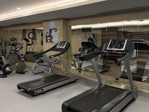A gym with treadmills, ellipticals, and weight machines. - Mercure Tbilisi Old Town (Tbilisi)
