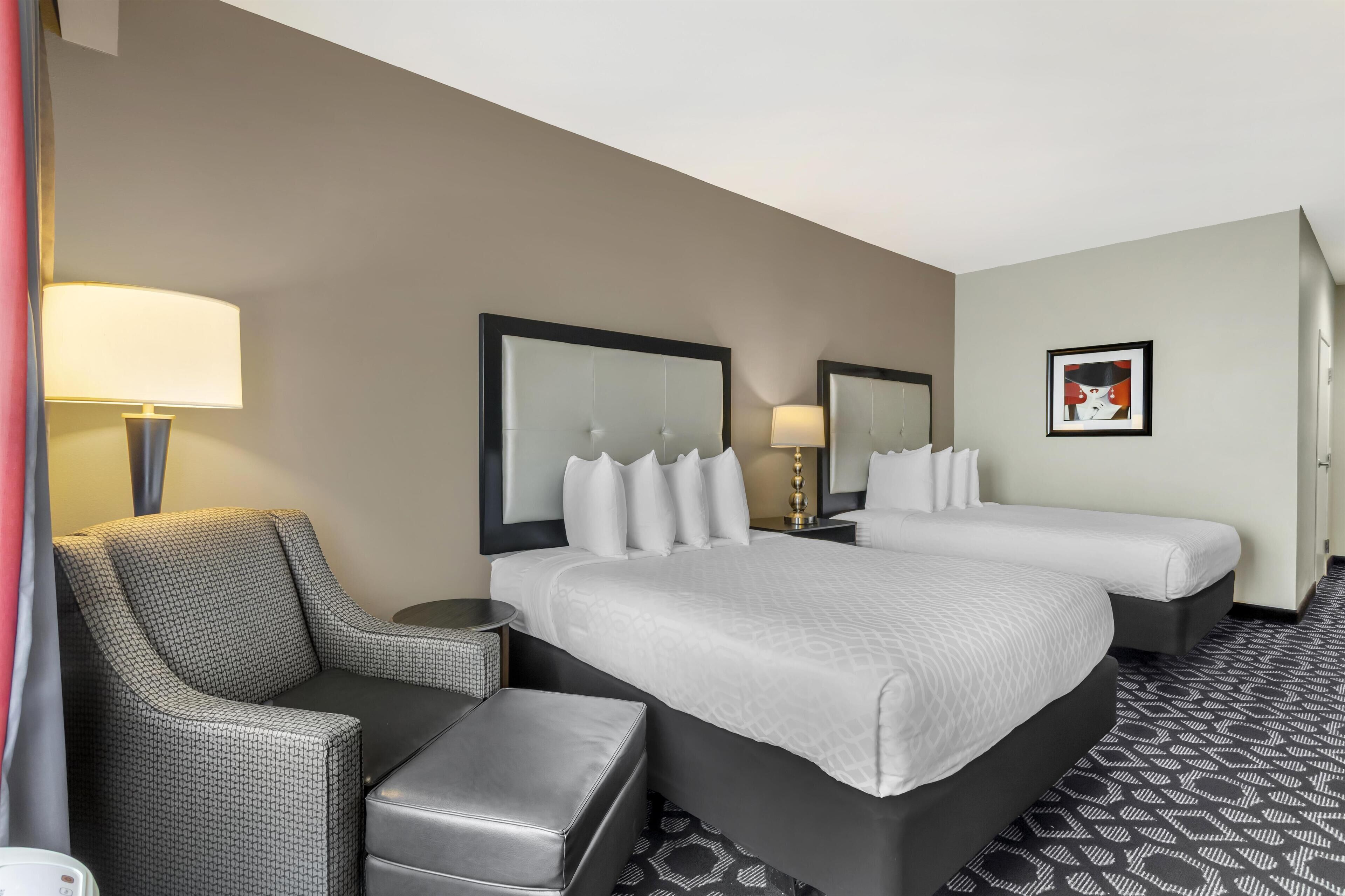 Habitación estándar, 2 camas de matrimonio, accesible para personas con discapacidad (Bathtub) | Ropa de cama de alta calidad, caja fuerte, escritorio