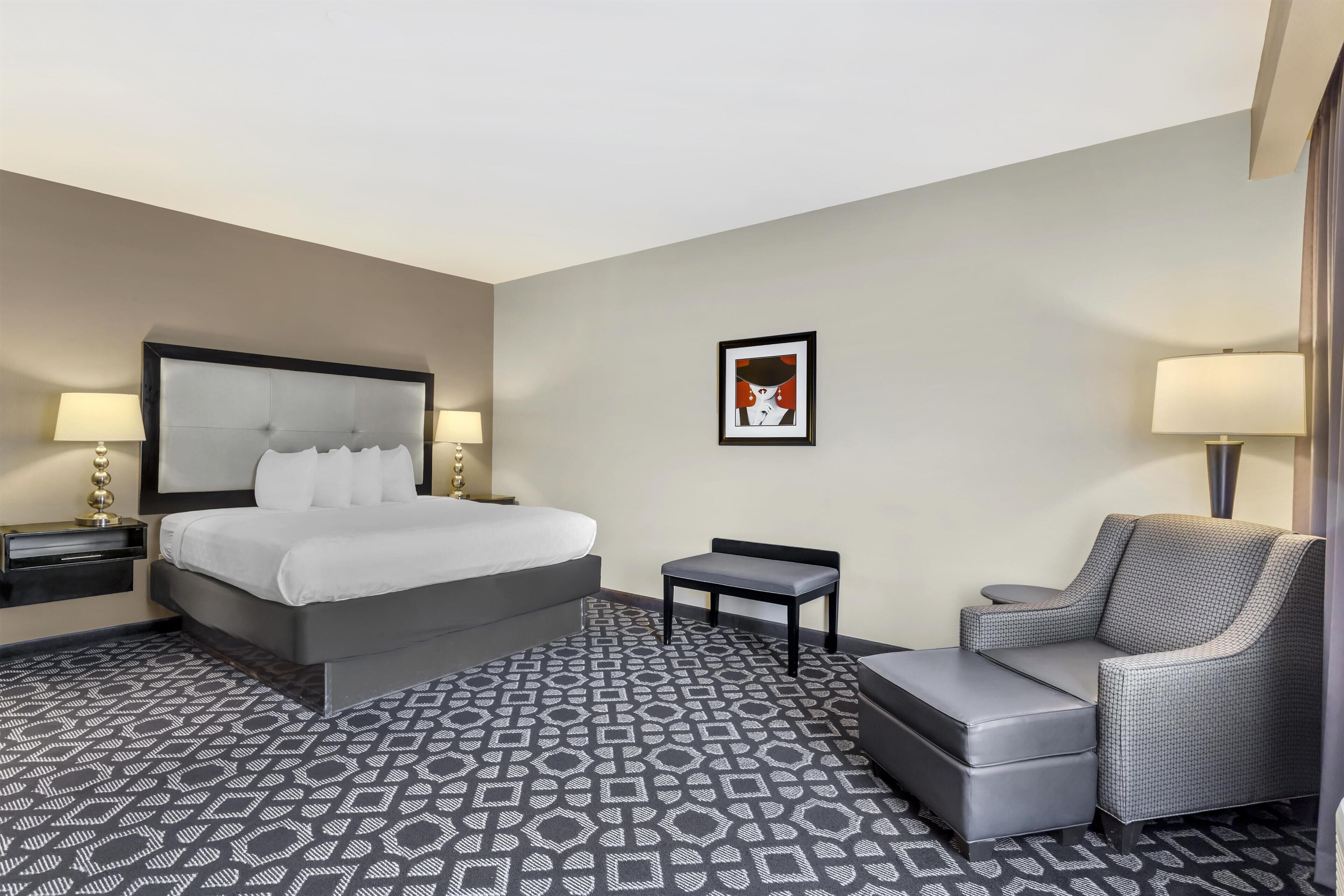 Habitación estándar, 1 cama de matrimonio grande, no fumadores (Shower Only;Larger Room) | Ropa de cama de alta calidad, caja fuerte, escritorio