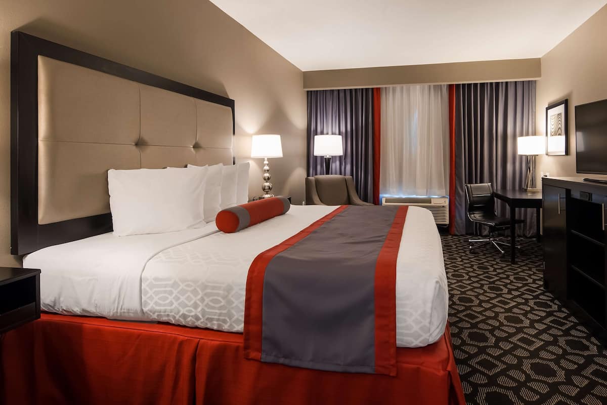Premium bedding, in-room safe, desk, iron/ironing board