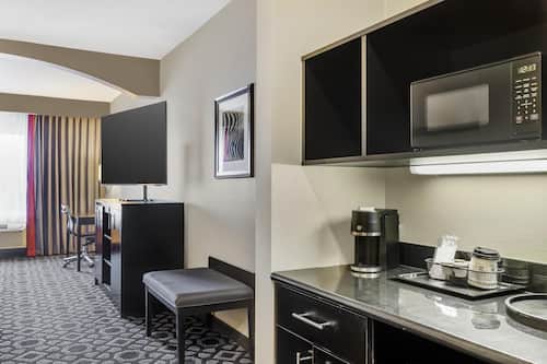 Suite, 1 King Bed, Non Smoking (with Sofabed) | Premium bedding, in-room safe, desk, iron/ironing board