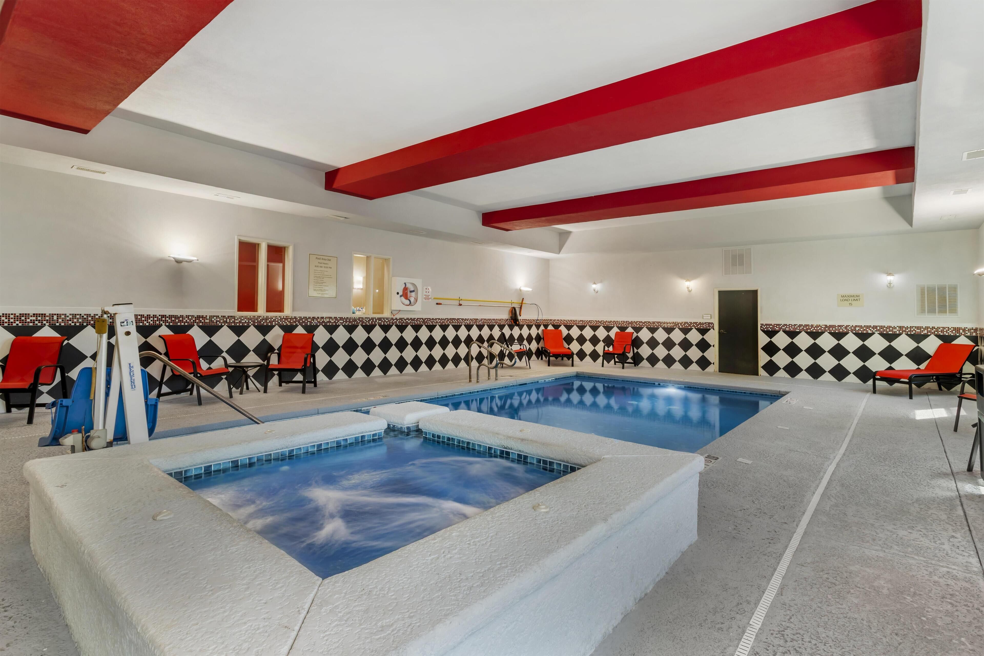 室内游泳池，日光浴躺椅