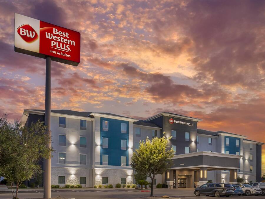 Un hotel Best Western PLUS con un diseño moderno, con varios pisos y estacionamiento.