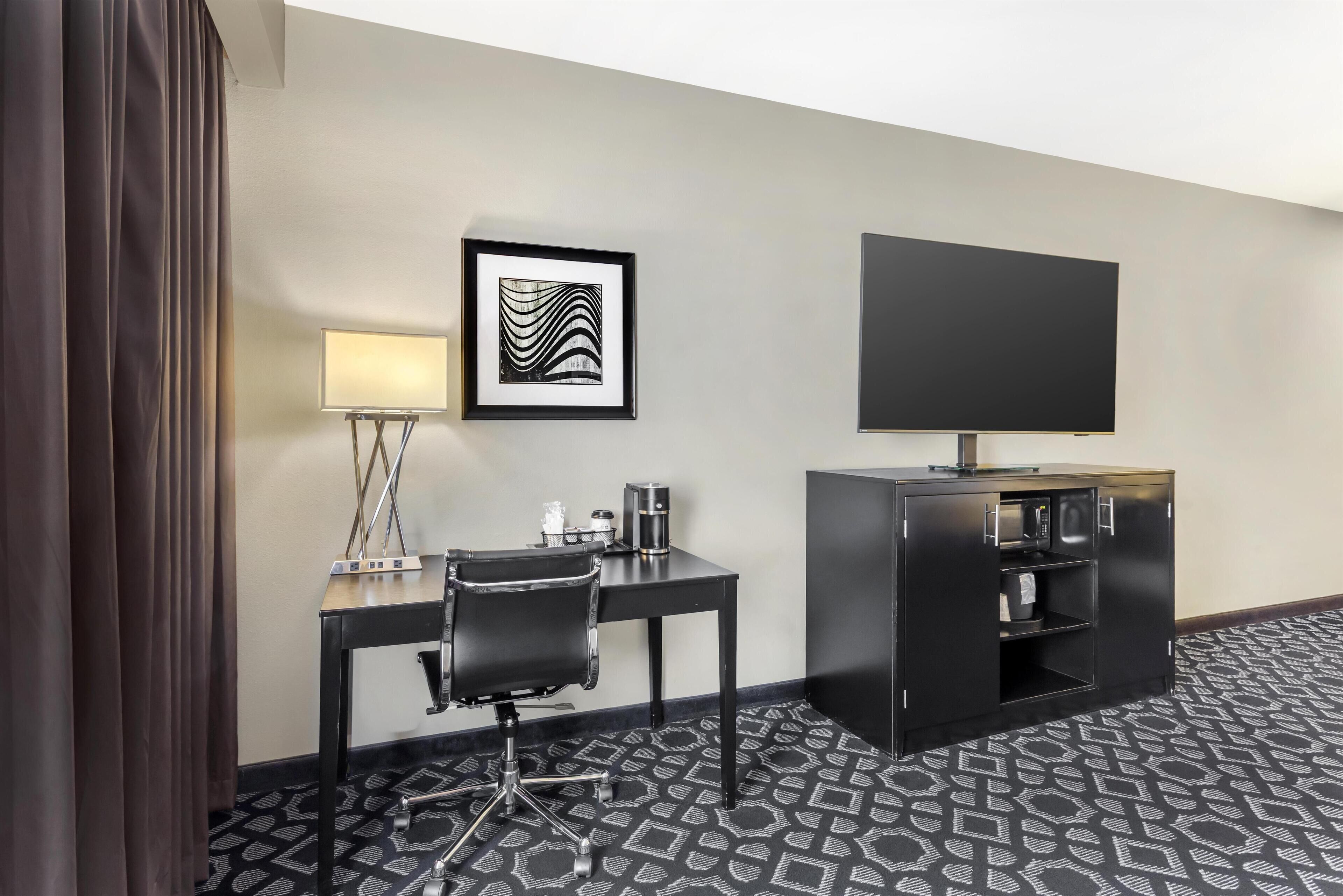 标准房, 1 张特大床, 无烟房 (Shower Only;Larger Room) | 高档床上用品、客房内保险箱、办公桌、熨斗/熨衣板